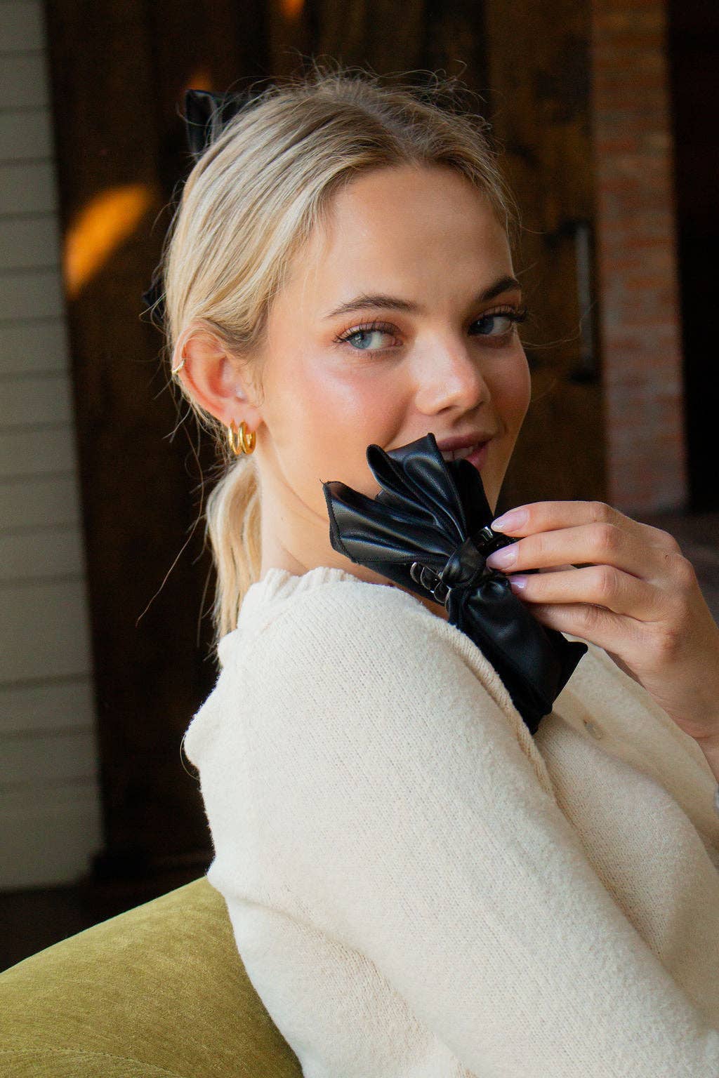 Andi Grand Leather Bow Claw Clip Black