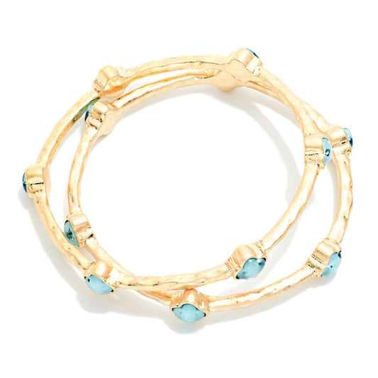 Set Of Two Hammered Metal Tone Bangle Bracelet Featuring Glitter Resin Clover - Aqua